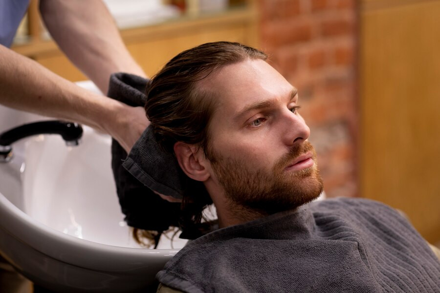 Ilustrasi Cuci Rambut Pake Shampoo Khusus Rambut Lurus / freepik Tips Rambut Lurus Pria