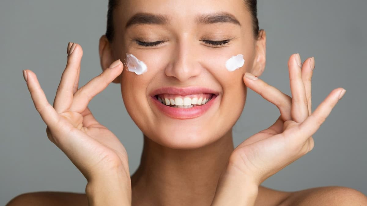 Rutinitas Skincare Malam Hari untuk Kulit Glowing dan Sehat